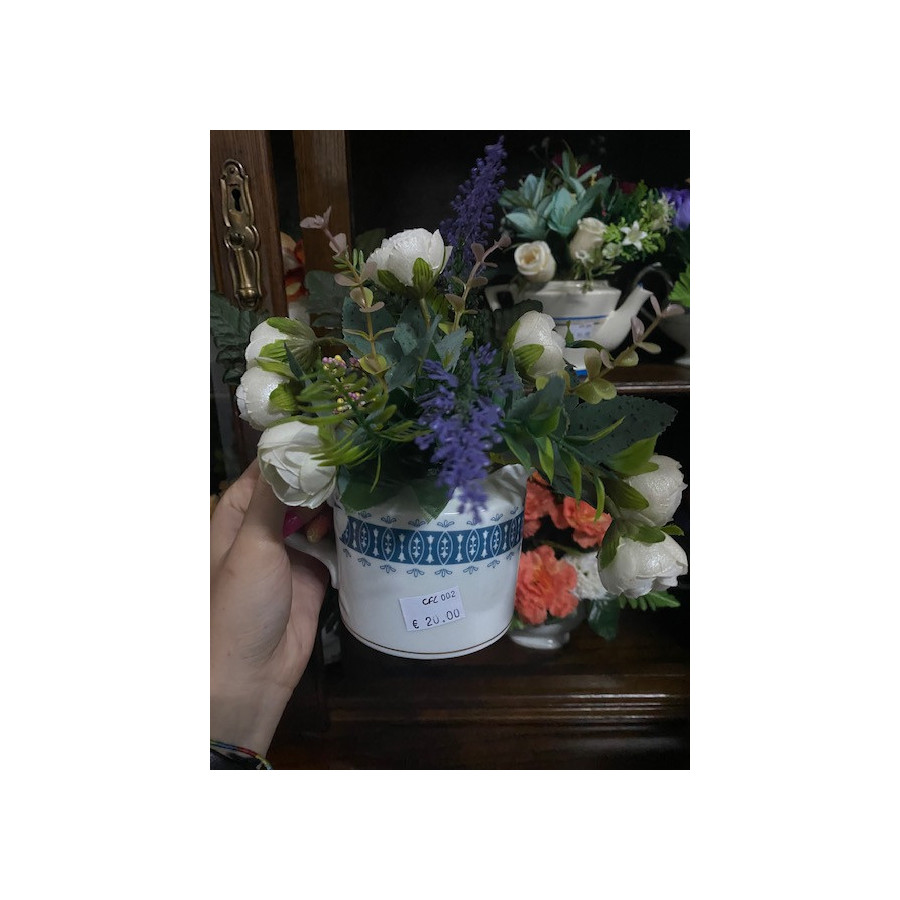 White mug type flower set with blue details