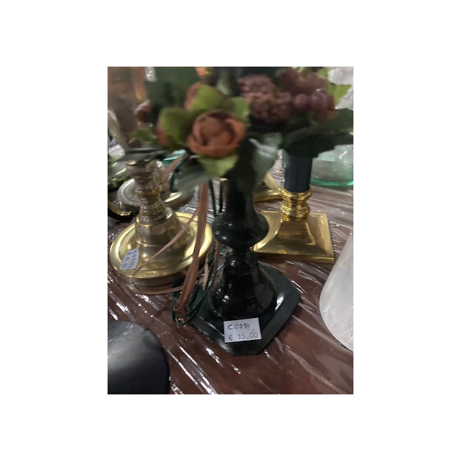 Candelabro verde com flores